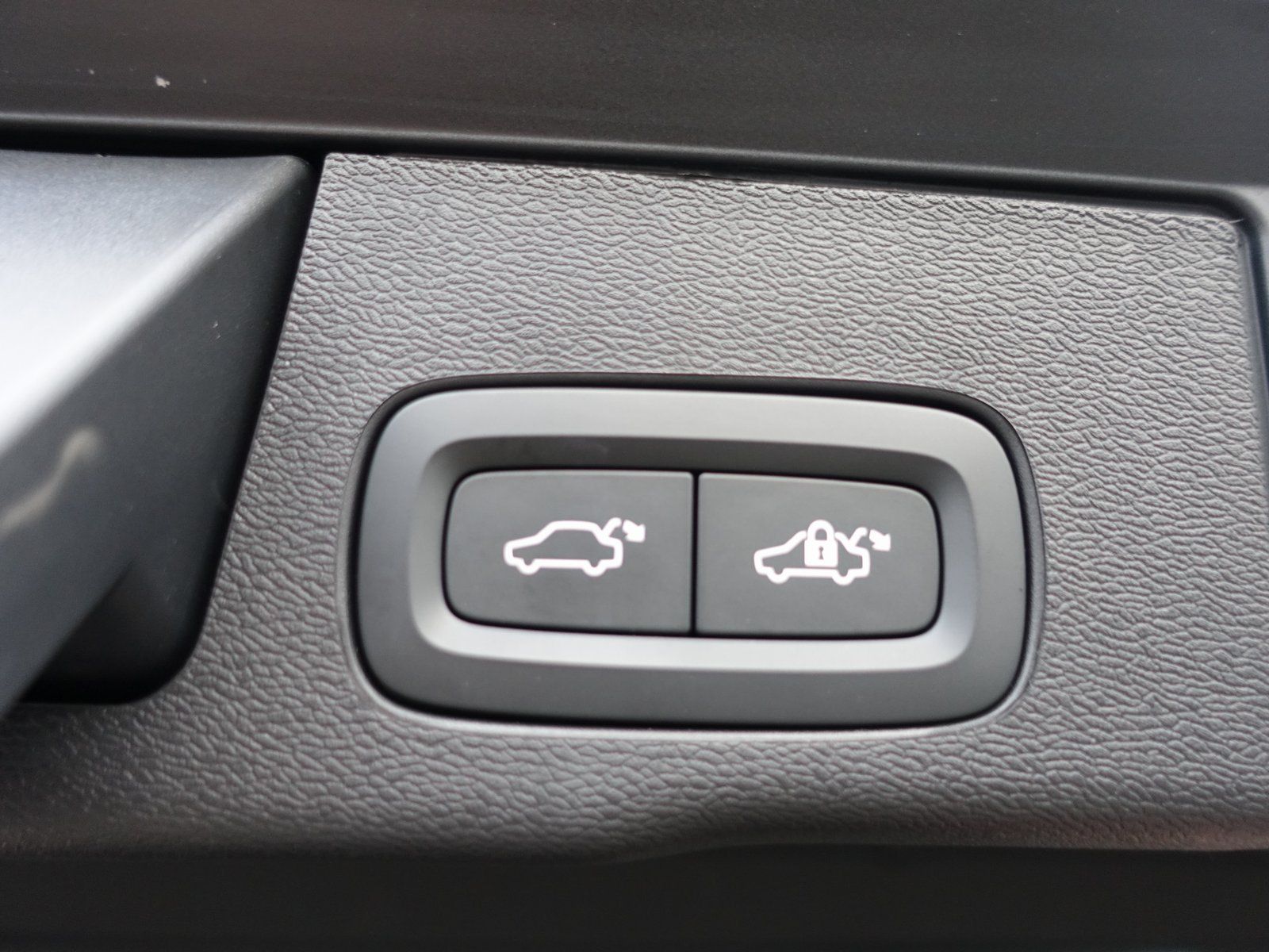 Volvo XC60 Plus B5 AWD Mild-Hybrid/Dark/FourC/AHK/H&K