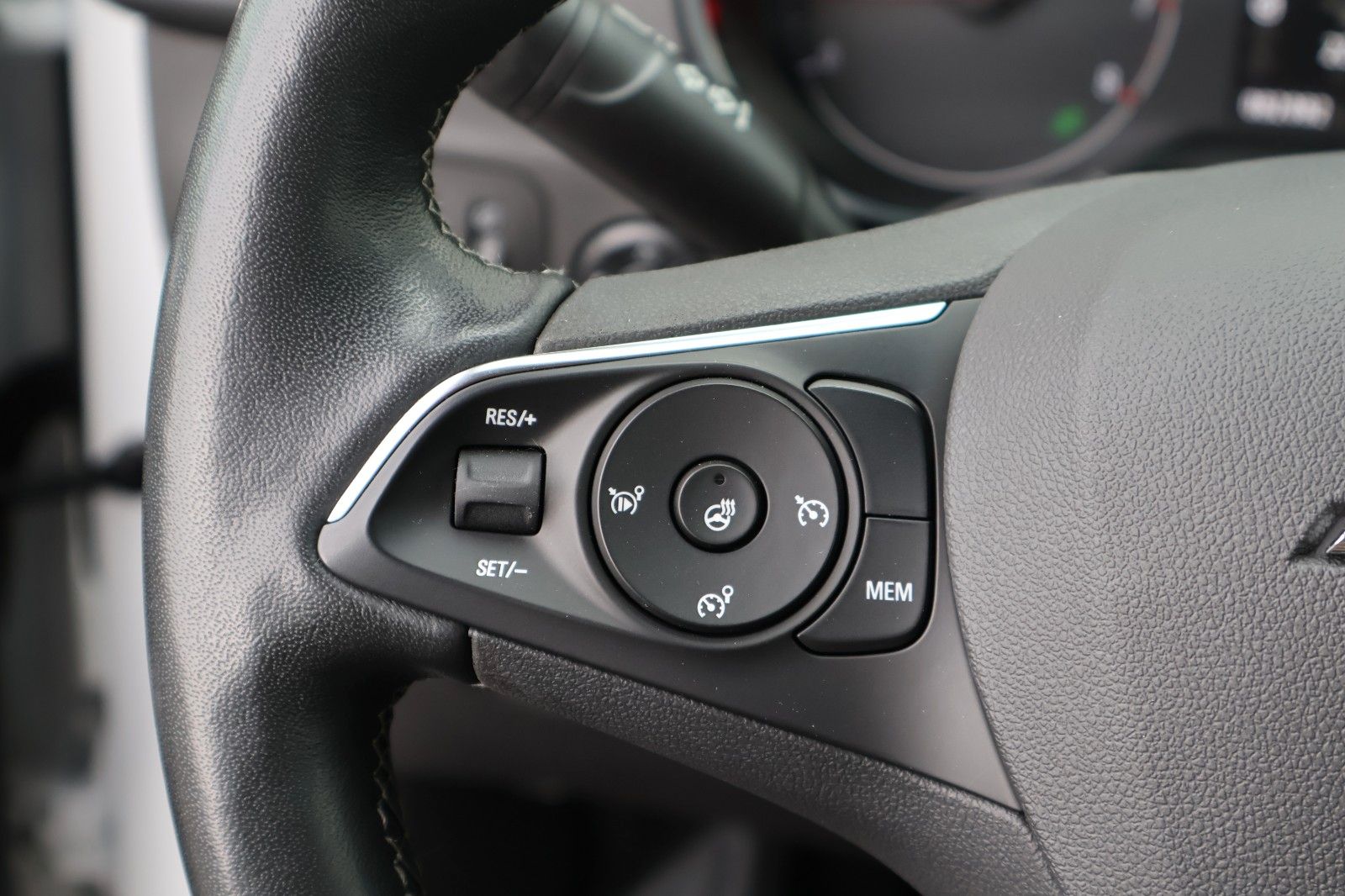Opel Crossland 1.5 Diesel Ultimate - Samsaru's Car Outlet