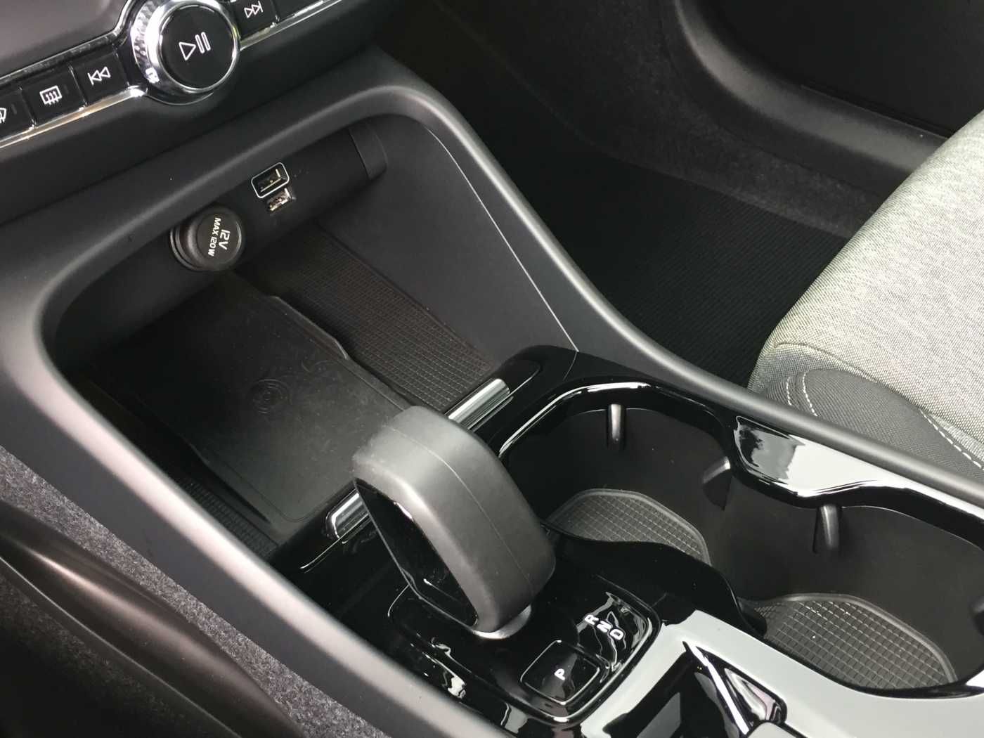 Volvo XC40 XC 40 T2 Plus Dark 2WD Panorama, AHK, GJR u