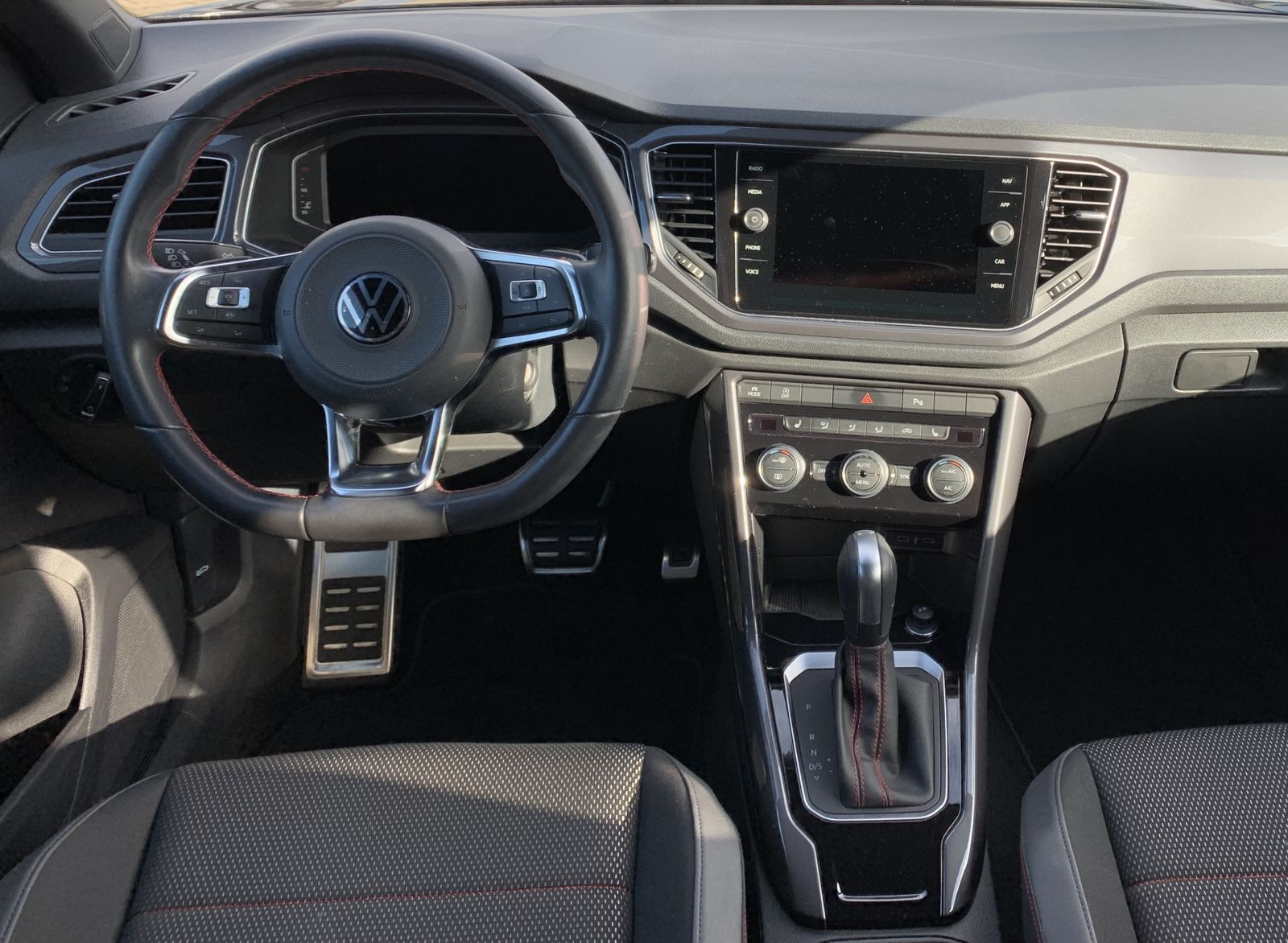 Volkswagen T-Roc 1.5 TSI Sport - Samsaru's Car Outlet
