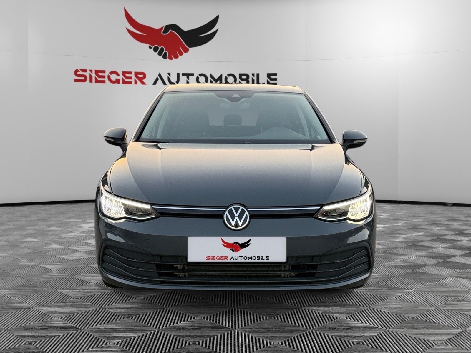 Volkswagen Golf VIII 2.0 TDI DSG LIM. LIFE - Samsaru's Car Outlet