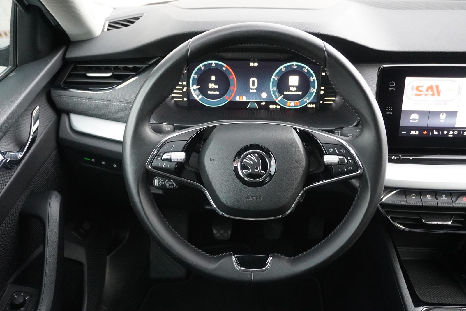 Skoda Octavia Combi 2.0 TDI Style - Samsaru's Car Outlet