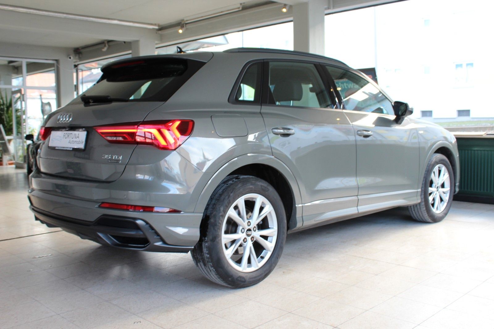 Audi Q3 35 TDI quattro S line - Samsaru's Car Outlet