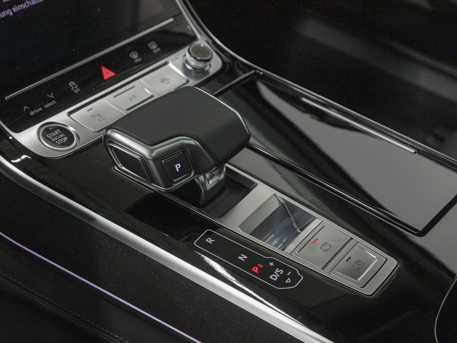 Audi A8 Lang 60 TFSIe Q - Samsaru's Car Outlet