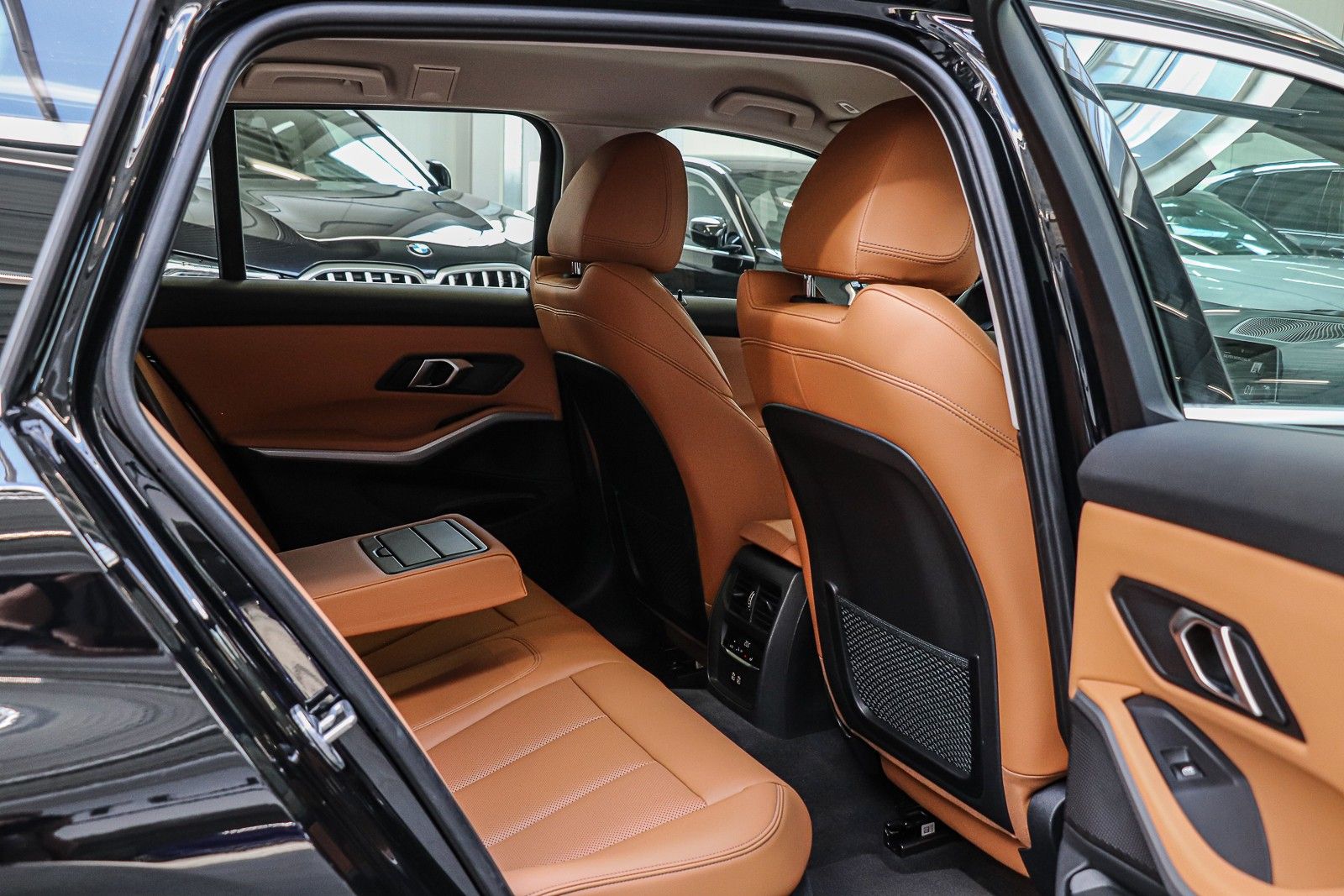 BMW 330i Touring Advantage - Samsaru's Car Outlet
