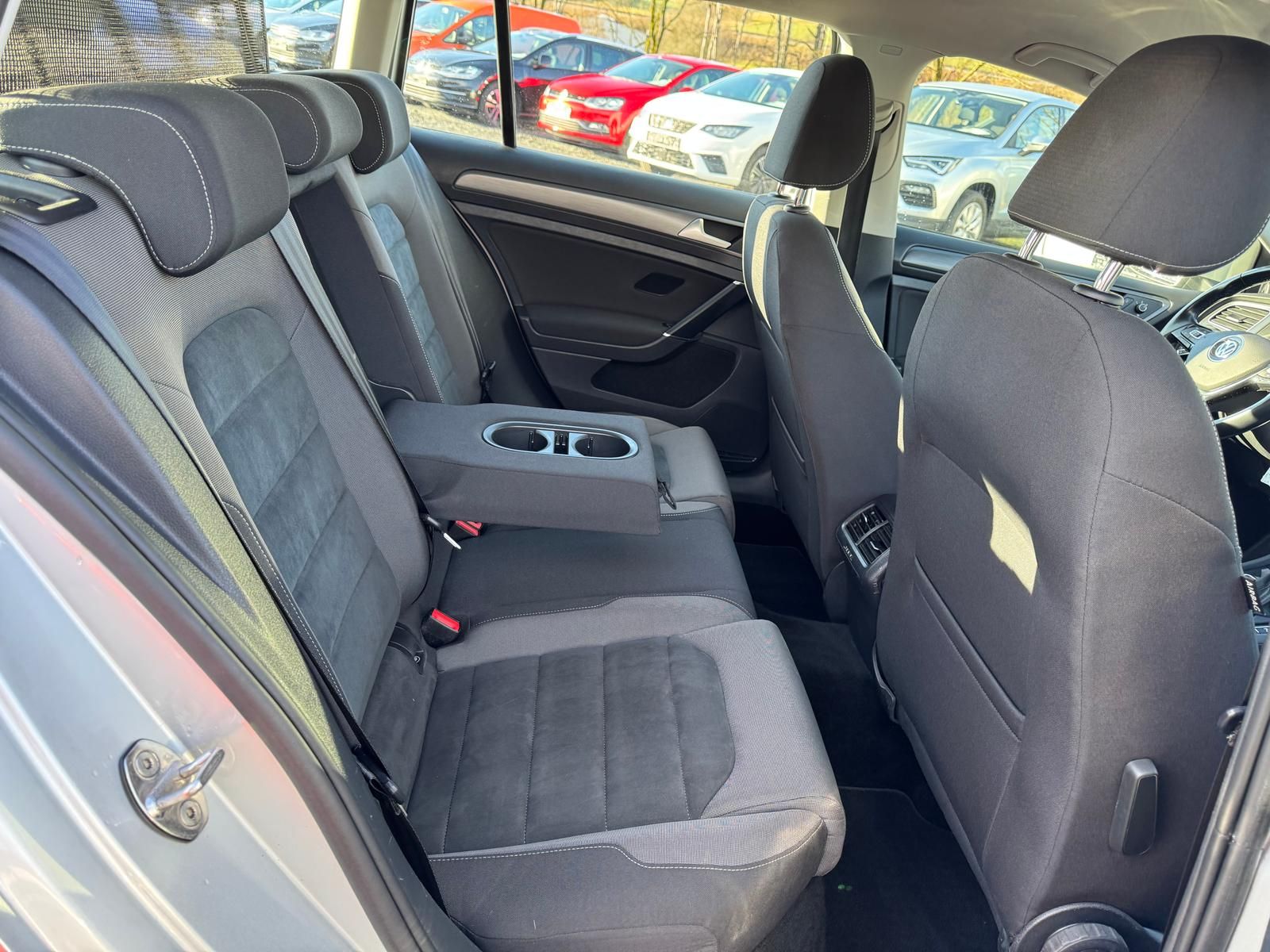 Volkswagen Golf VII Variant 2.0 TDI Comfortline - Samsaru's Car Outlet
