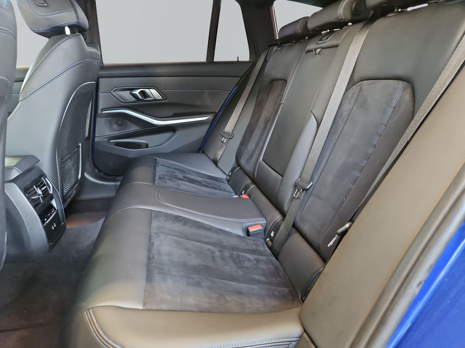 BMW 330e xDrive Touring M Sportpaket - Samsaru's Car Outlet