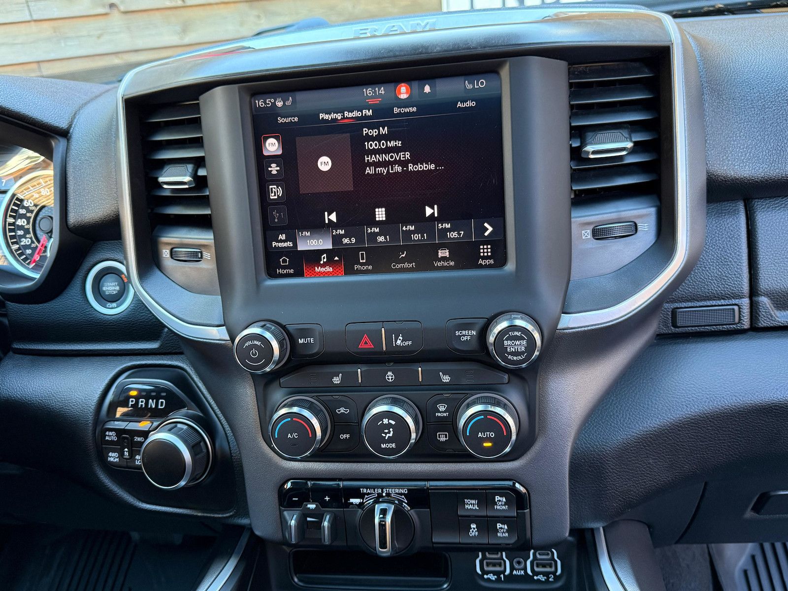 Dodge RAM 1500 5,7L BigHorn Crew Cab LED AHK 4x4 Pano