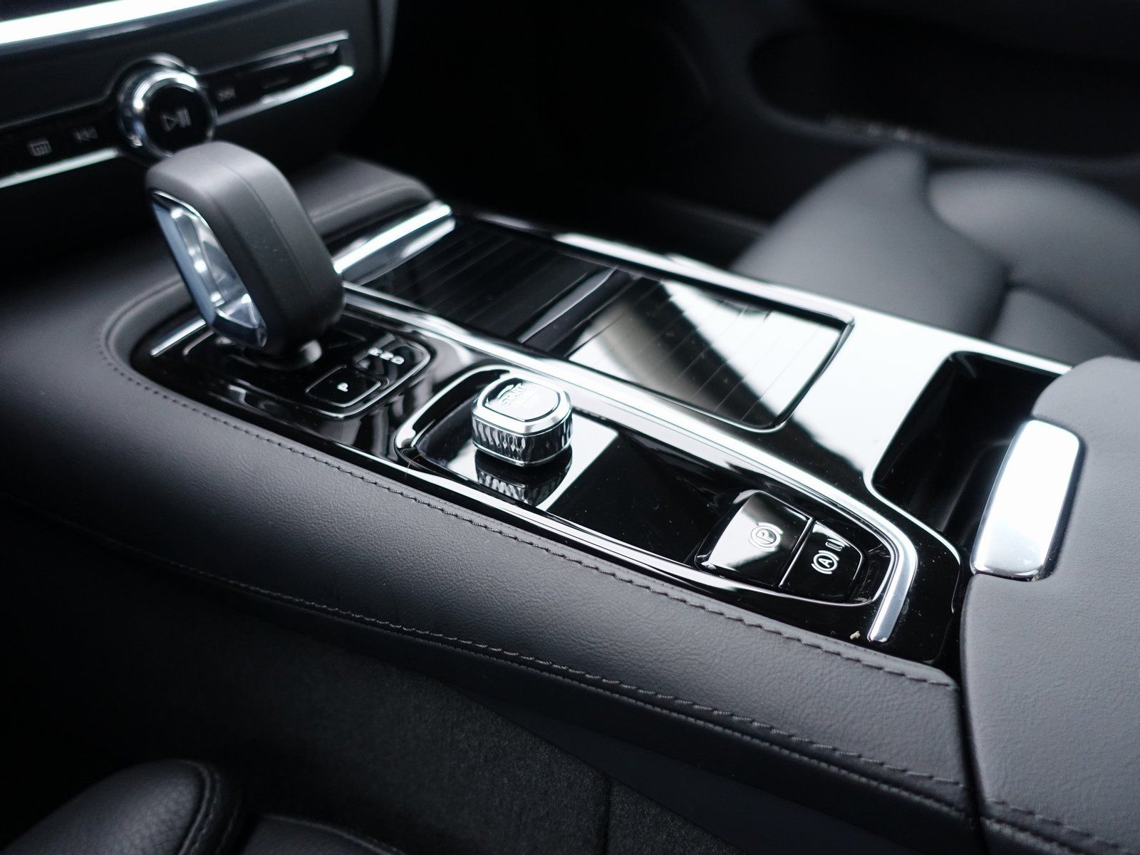 Volvo V60 Ultra Dark T8 AWD Plug-in Hybrid/AHK/Pano