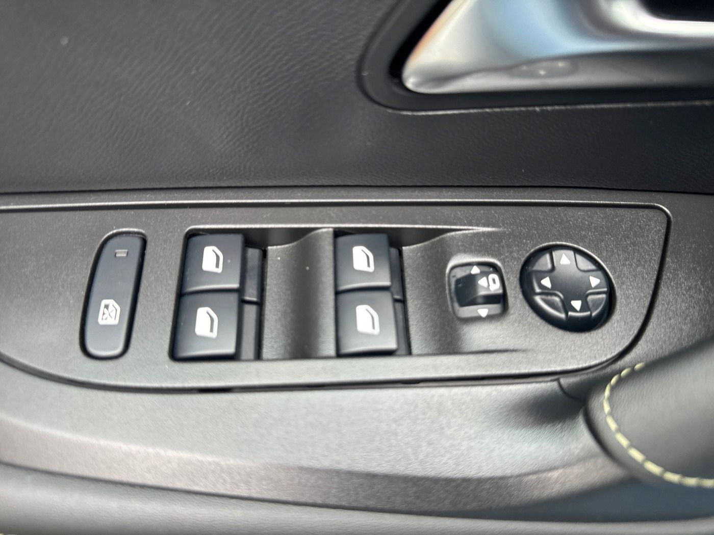 Peugeot 2008 e- Allure - Samsaru's Car Outlet
