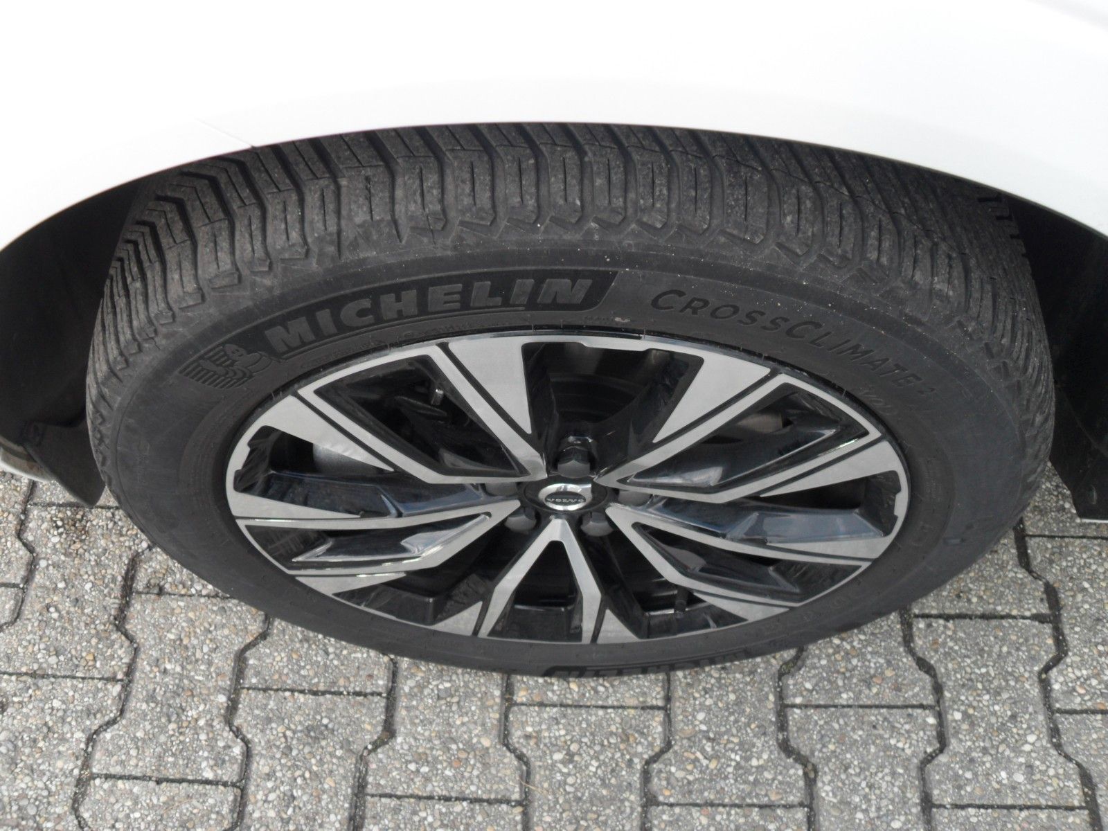 Volvo XC 60 B4 Plus Dark - Samsaru's Car Outlet