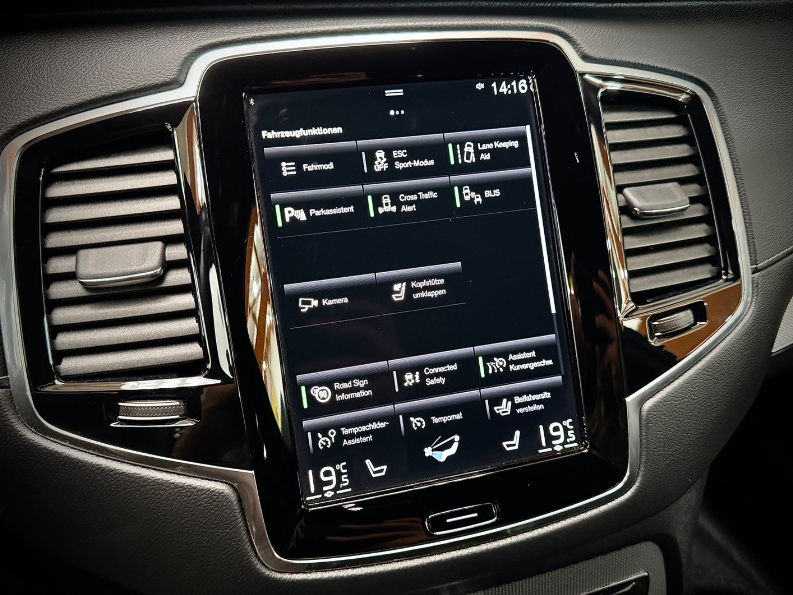 Volvo XC90 R-Design AWD - Samsaru's Car Outlet