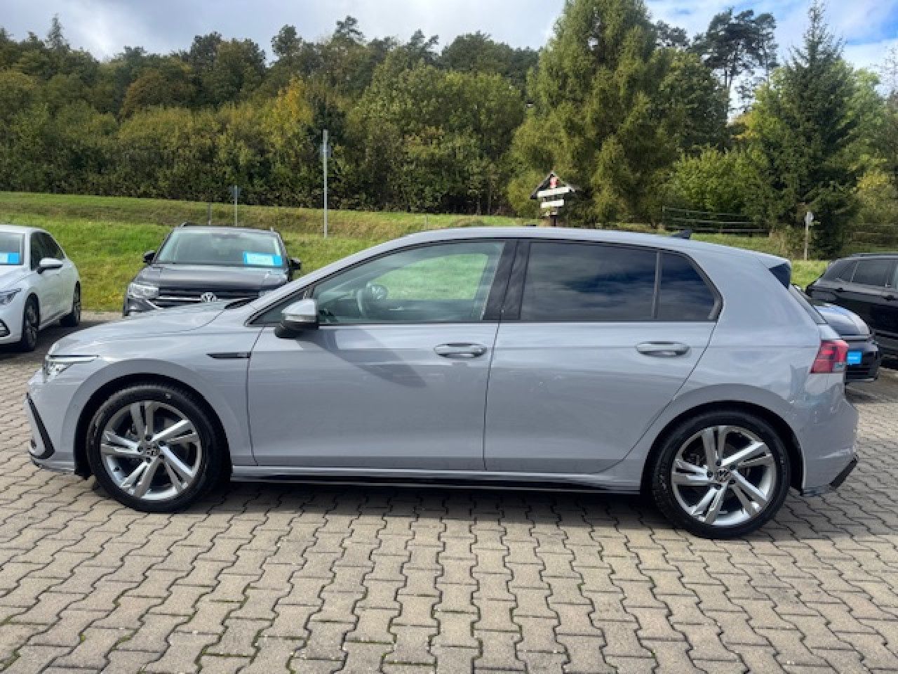 Volkswagen Golf VIII R-Line 1.5 eTSI DSG - Samsaru's Car Outlet