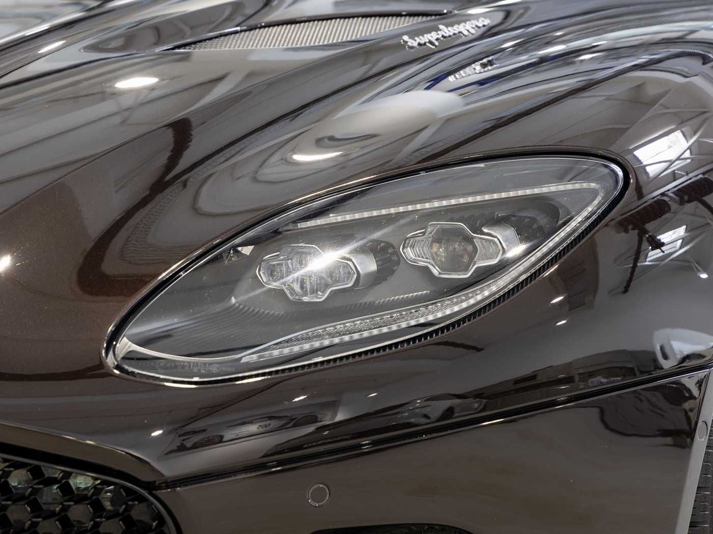 Aston Martin DBS Superleggera Volante -Berwick Bronze-
