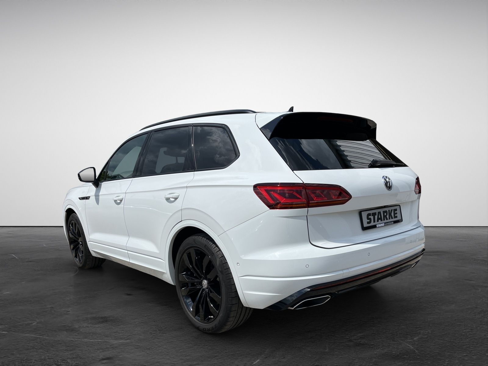 Volkswagen Touareg V8 TDI 4M R-Line Black - Samsaru's Car Outlet