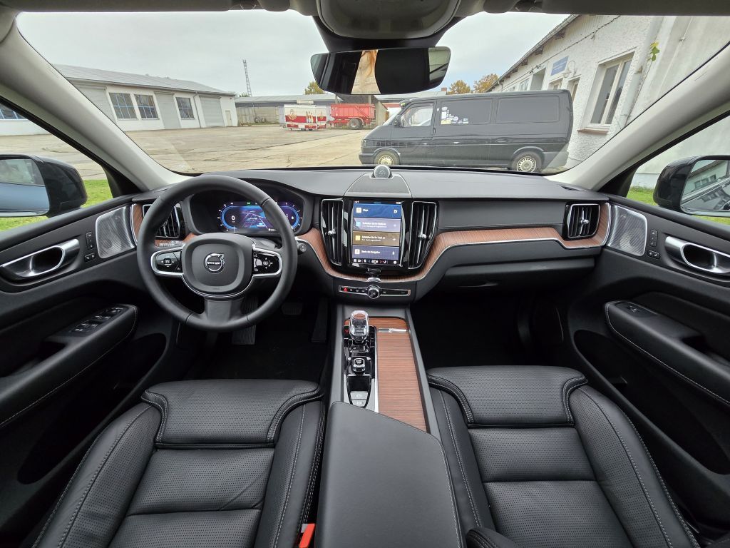 Volvo XC60 B4 D AWD Ultimate - Samsaru's Car Outlet