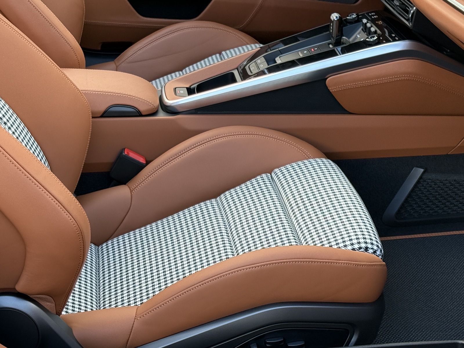 Porsche 992 911  Turbo S Cabriolet HERITAGE DESIGN*SPORT