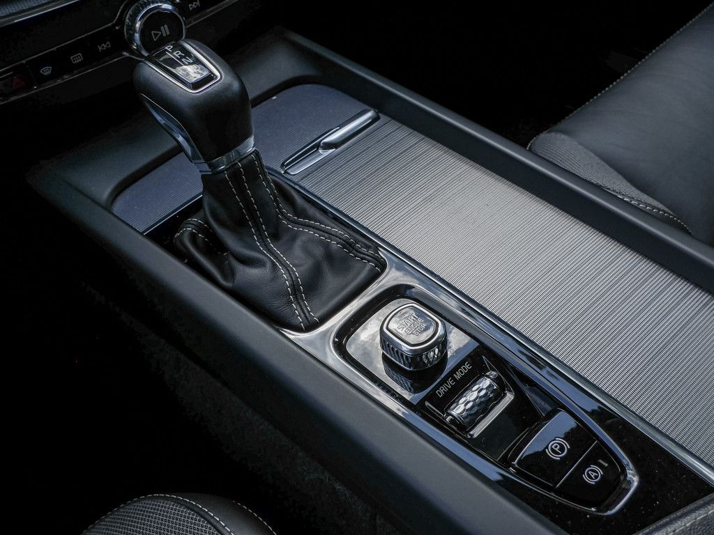Volvo XC60 T4 R-Design Geartronic - Samsaru's Car Outlet