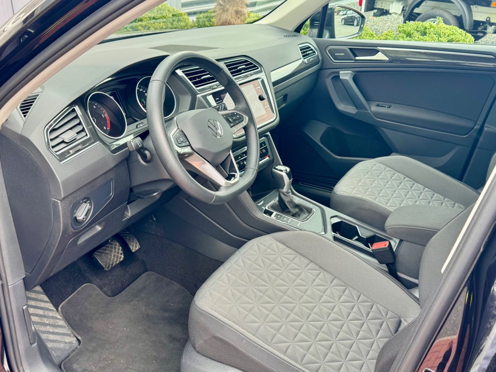 Volkswagen Tiguan Life - Samsaru's Car Outlet