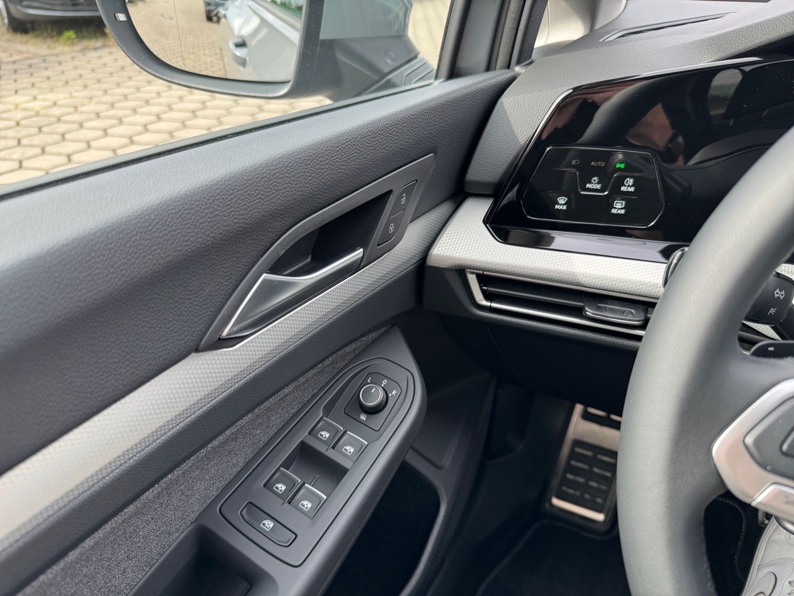 Volkswagen Golf VIII 2.0 TDI Move - Samsaru's Car Outlet