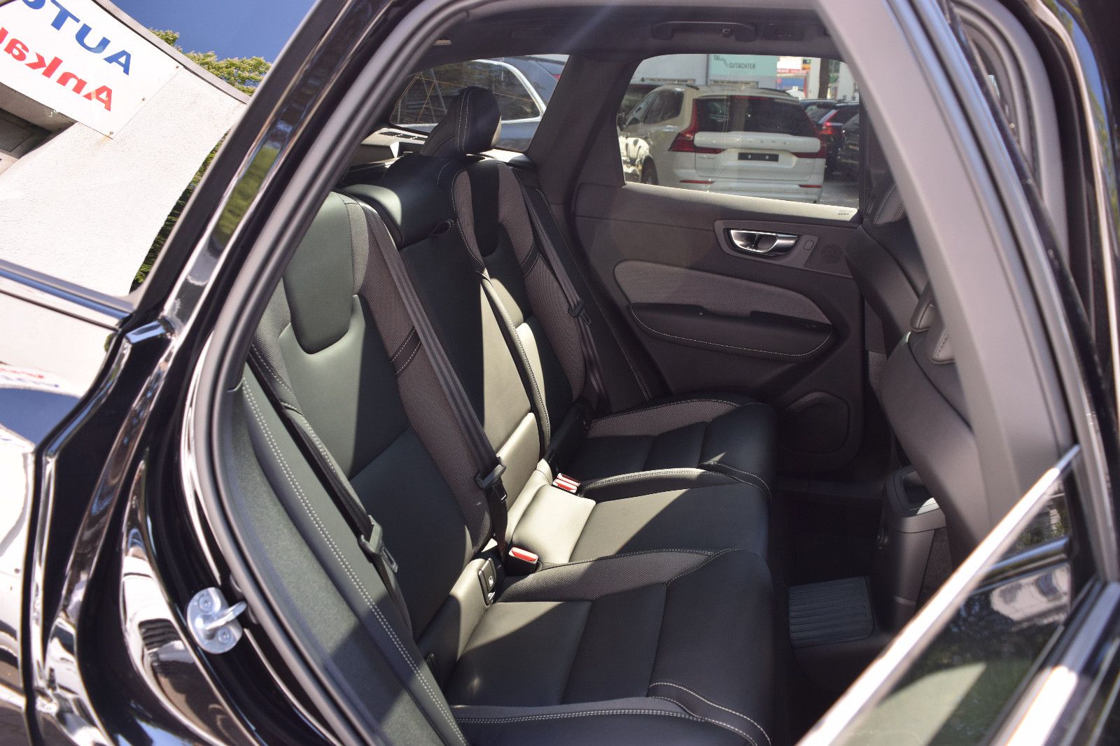 Volvo XC60 T6 AWD Black Edition - Samsaru's Car Outlet