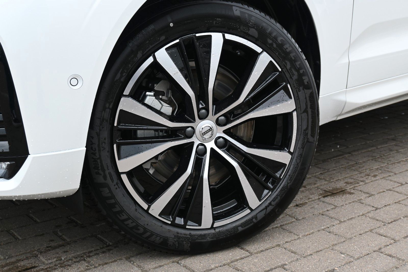 Volvo XC60 B4 D Autom. Plus Dark*STDHZG*360°*H&K*ACC