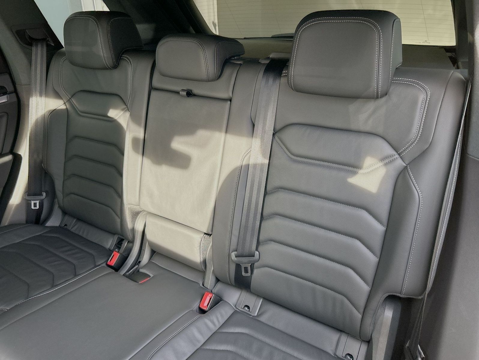 Volkswagen Touareg 3.0 TDI 4Motion R-Line - Samsaru's Car Outlet