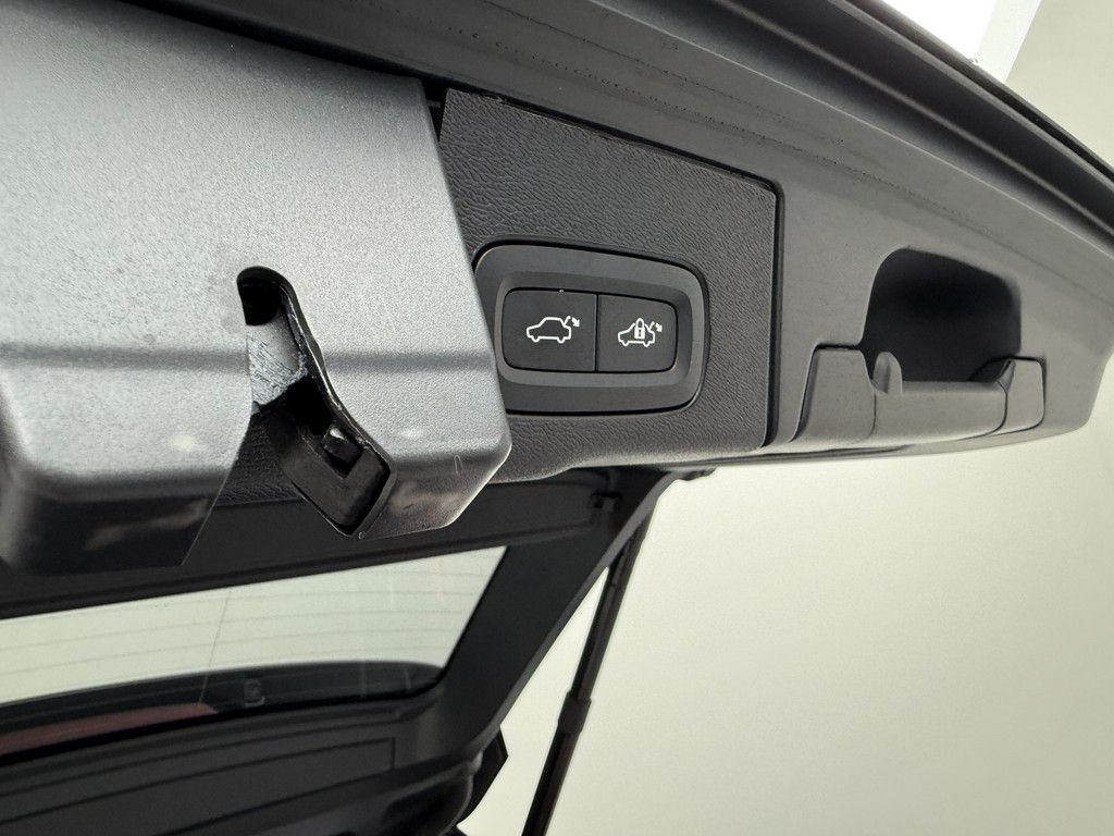 Volvo XC60 B5 AWD Ultra Dark *AHK*21-Zoll*360°*Luft-Fa