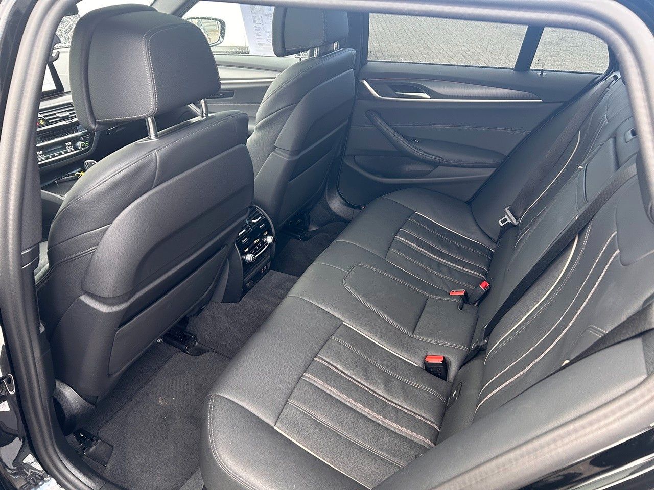 BMW 530 i M Sport / Standheizung / Leder / AHK