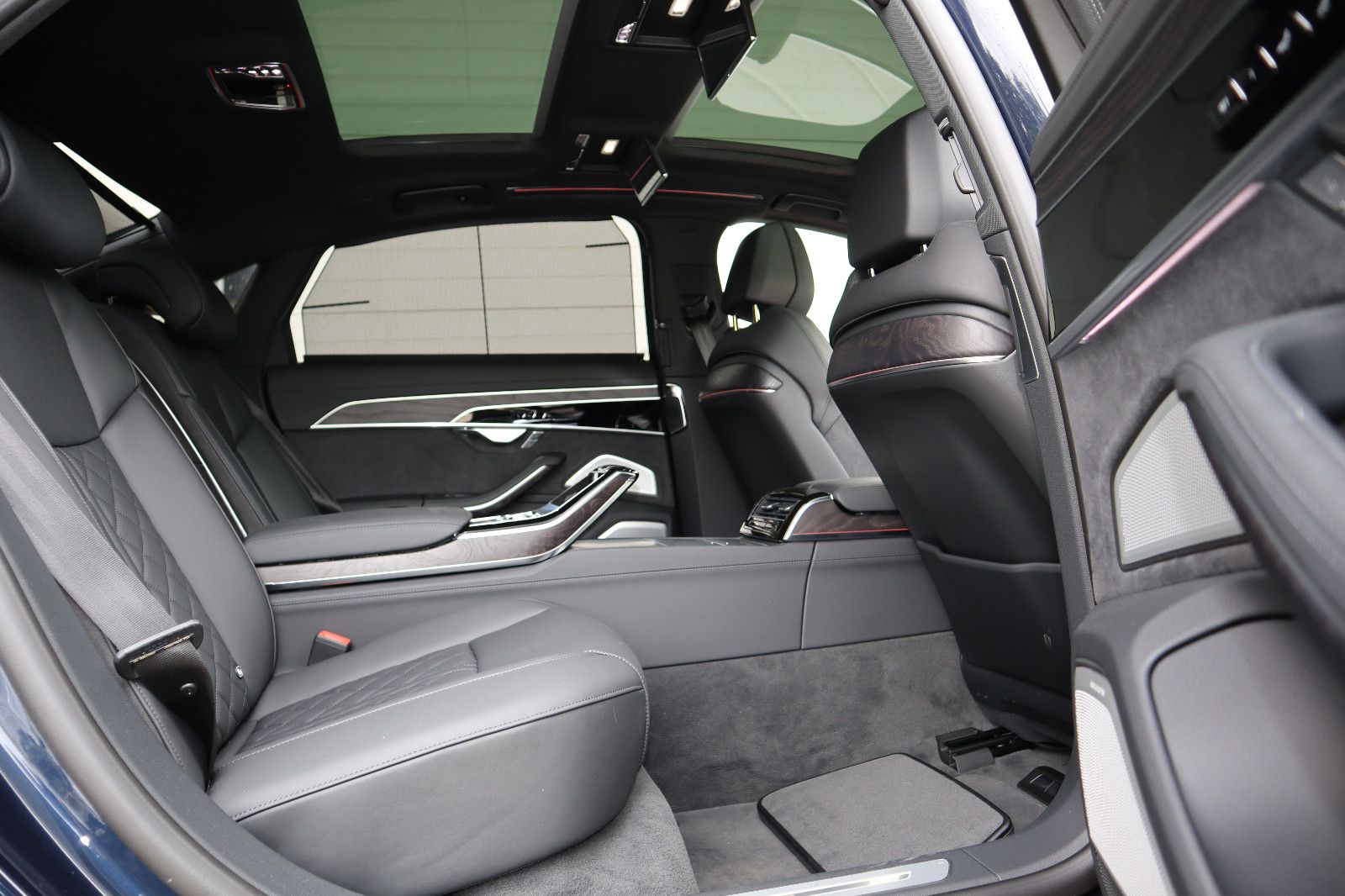 Audi A8L 60 TFSIe lang S-LINE - Samsaru's Car Outlet