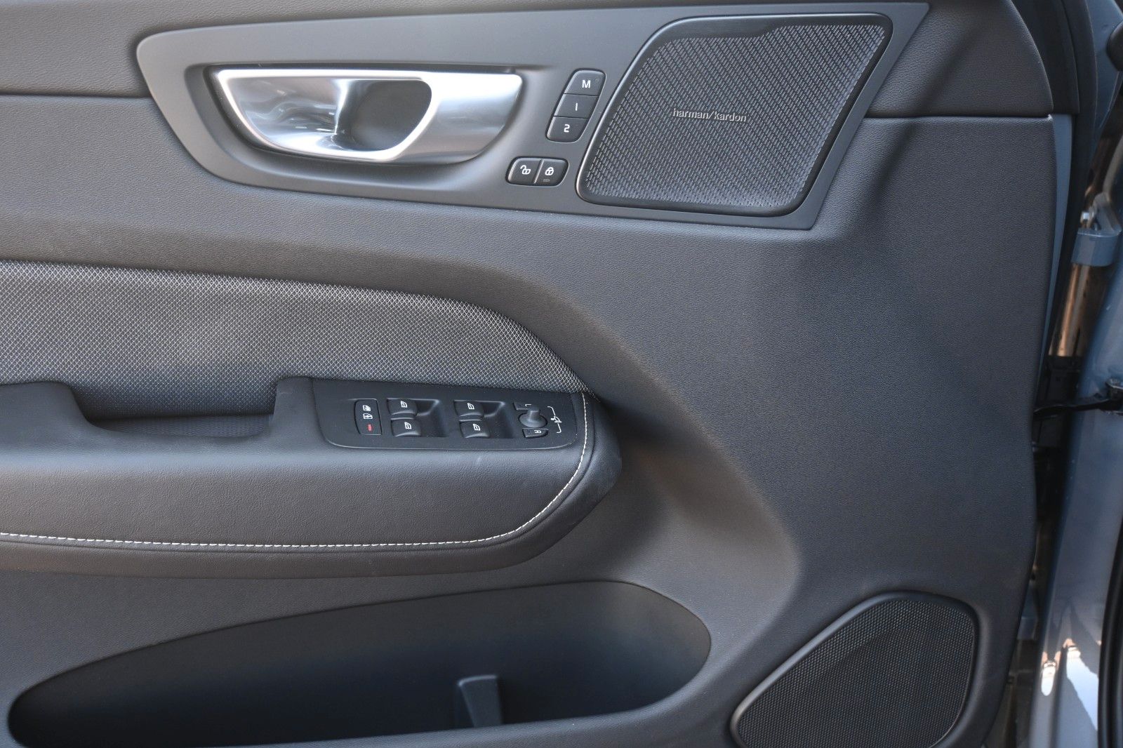 Volvo XC60 B4 AWD Ultimate - Samsaru's Car Outlet