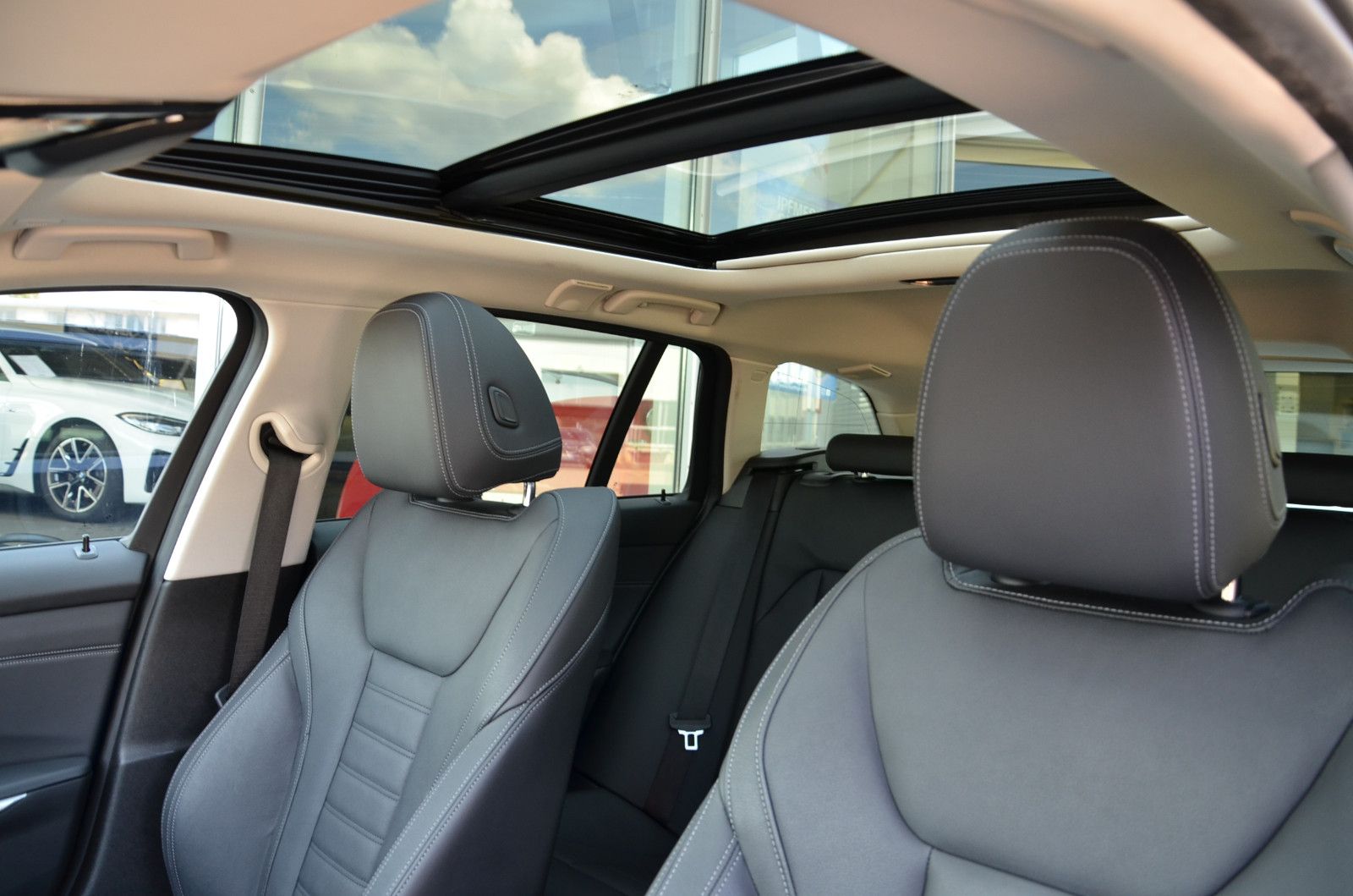 BMW 330e - Samsaru's Car Outlet