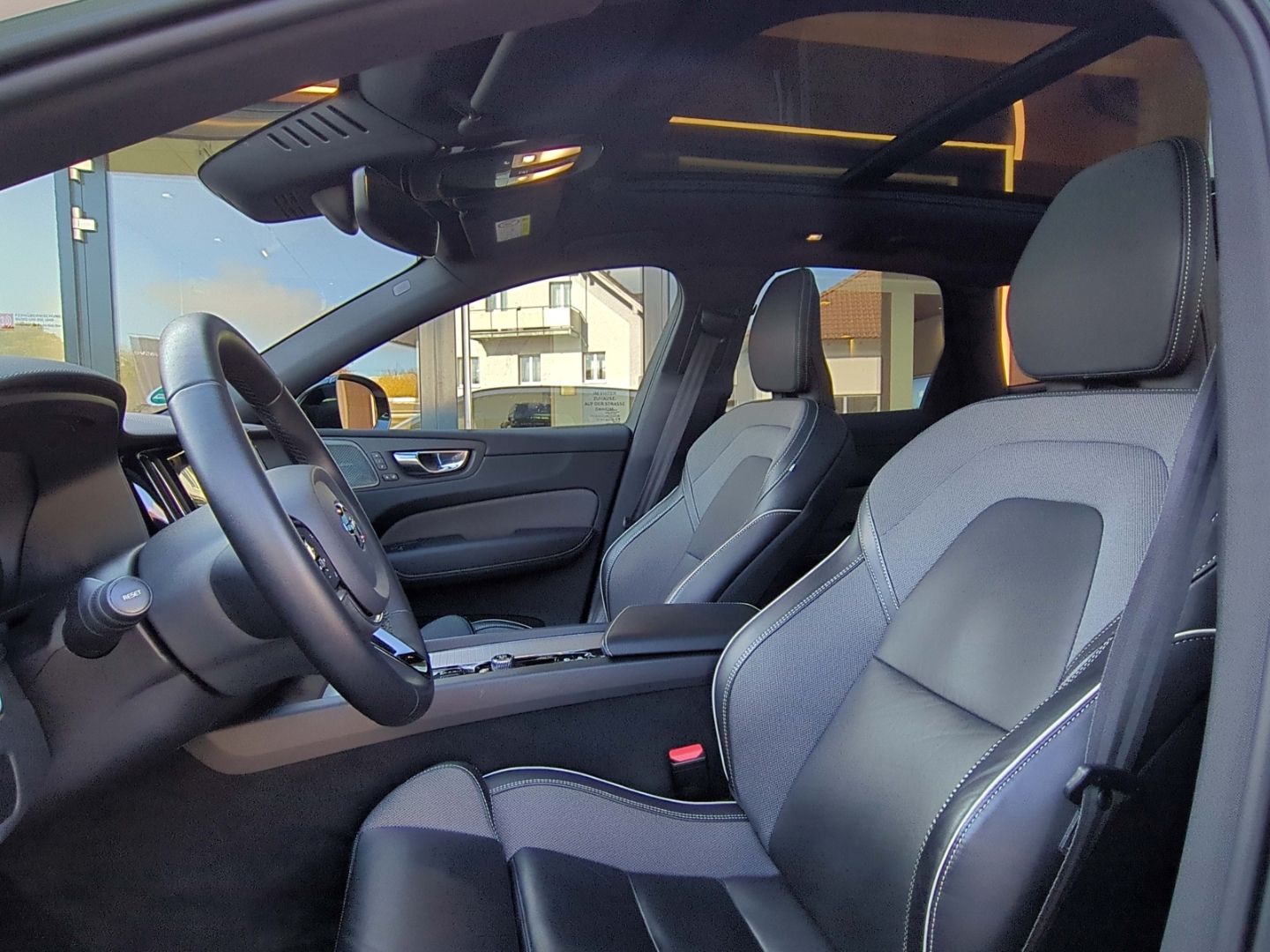 Volvo XC60 Ultimate Dark AWD HUD AHK Leder Digitales C