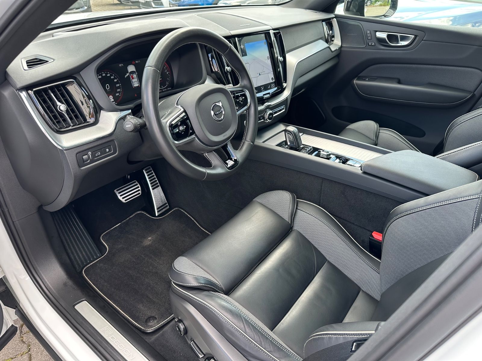 Volvo XC60 R Design T8 AWD Navi Pano HuD ACC AHK Leder