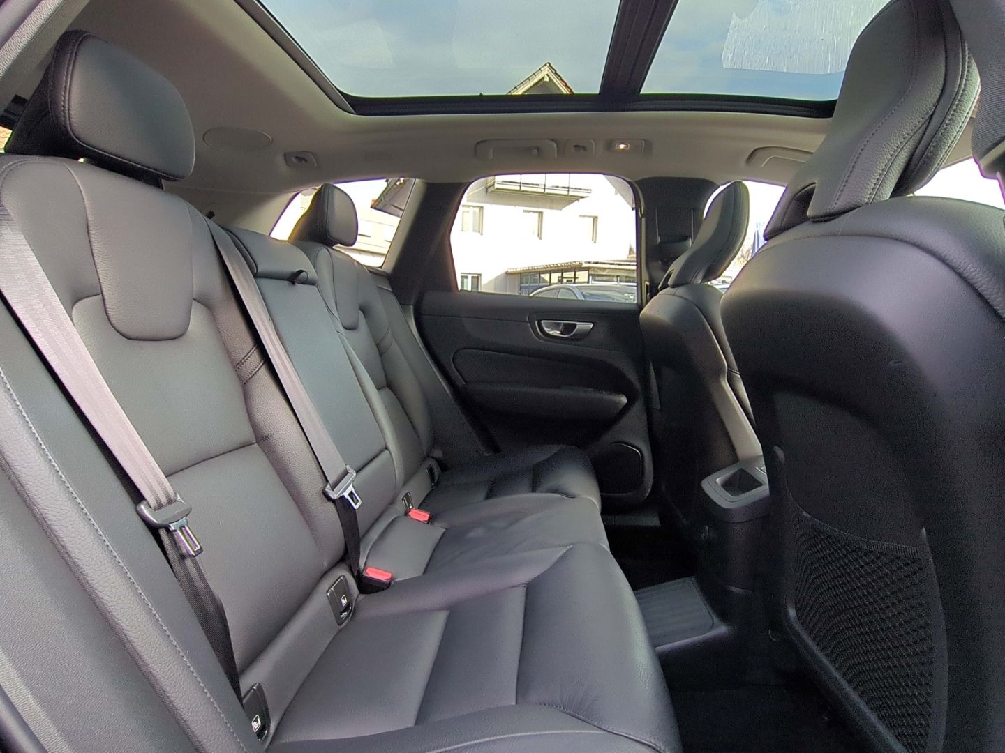 Volvo XC60 Plus Dark Recharge Plug-In Hybrid AWD T8 Tw
