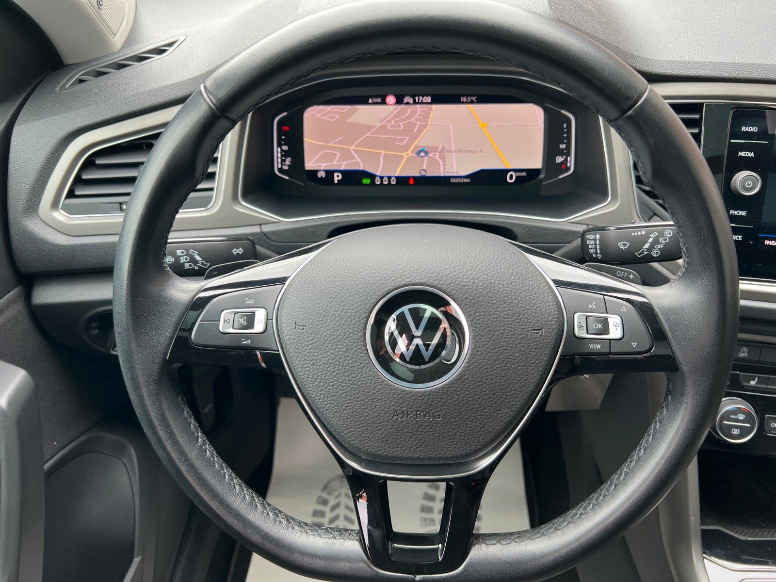 Volkswagen T-Roc Style 1.5TSi DSG R-Line - Samsaru's Car Outlet