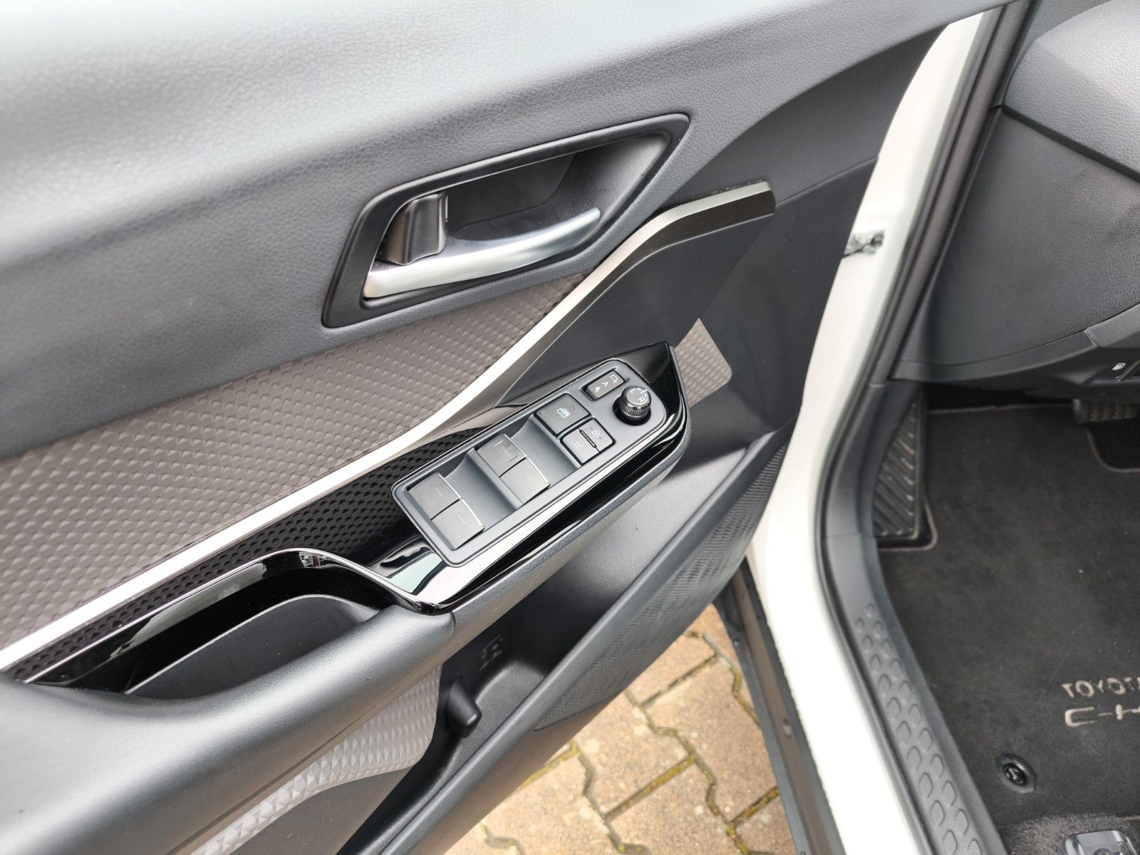 Toyota C-HR Hybrid Lounge - Samsaru's Car Outlet