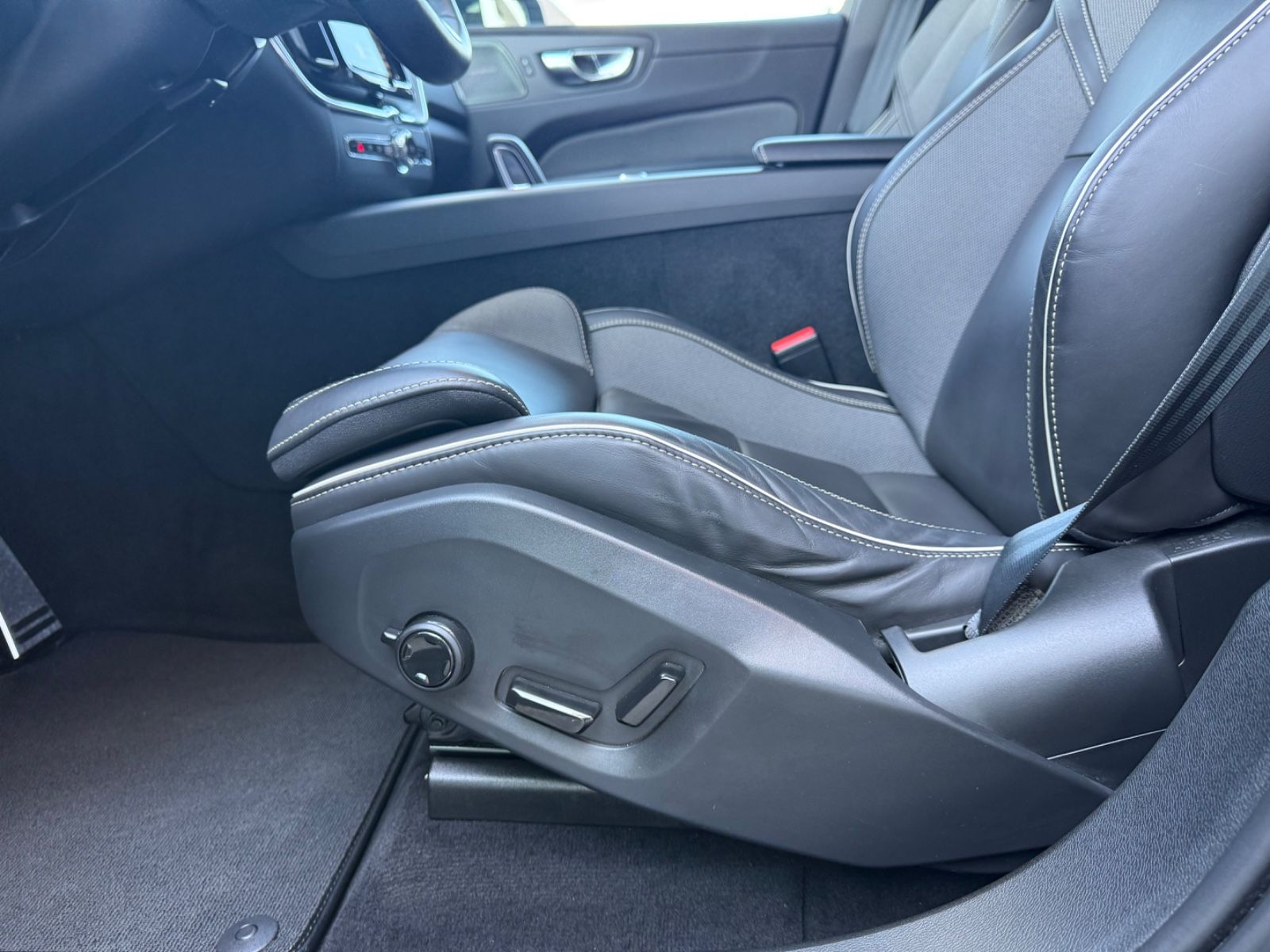 Volvo XC60 R-Design - Samsaru's Car Outlet