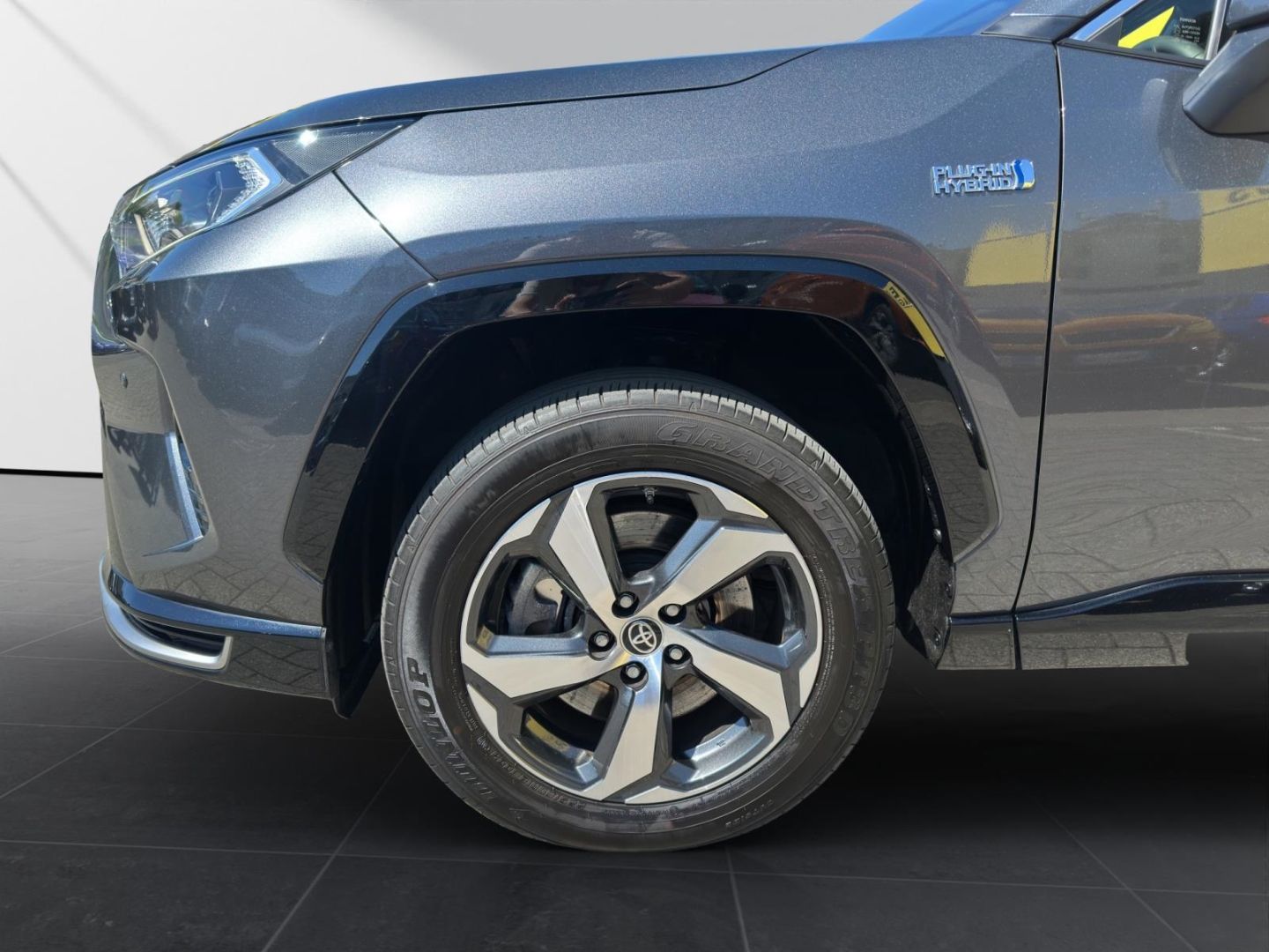 Toyota RAV 4 2.5 Plug-in Hybrid 4x4 - Samsaru's Car Outlet