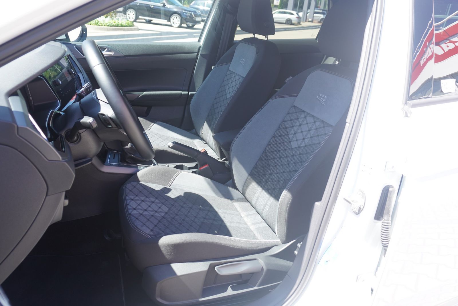 Volkswagen Taigo 1.0 TSI DSG R-Line - Samsaru's Car Outlet