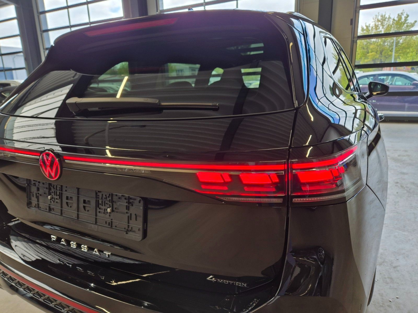 Volkswagen PASSAT VARIANT 2.0 TSI 4M R-LINE IQ PANO HUD AHK