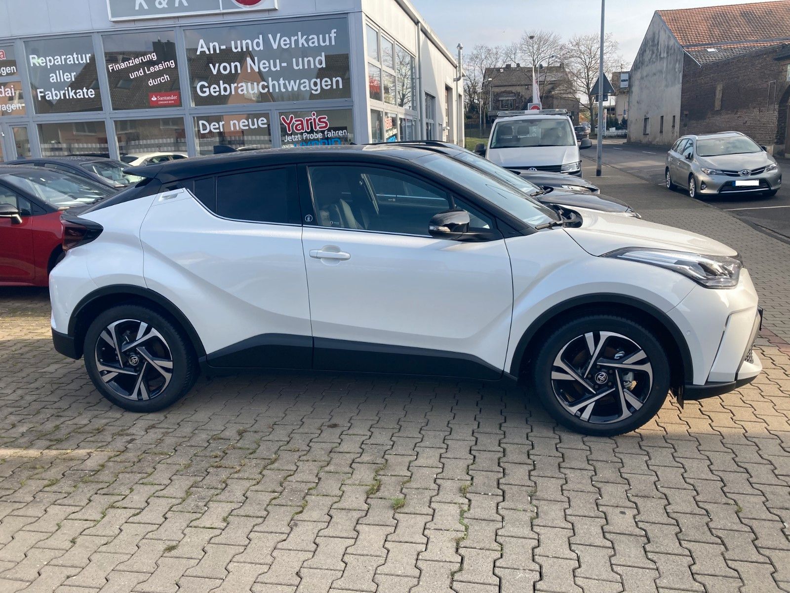 Toyota C-HR 2.0-l-VVTi Hybrid - Samsaru's Car Outlet