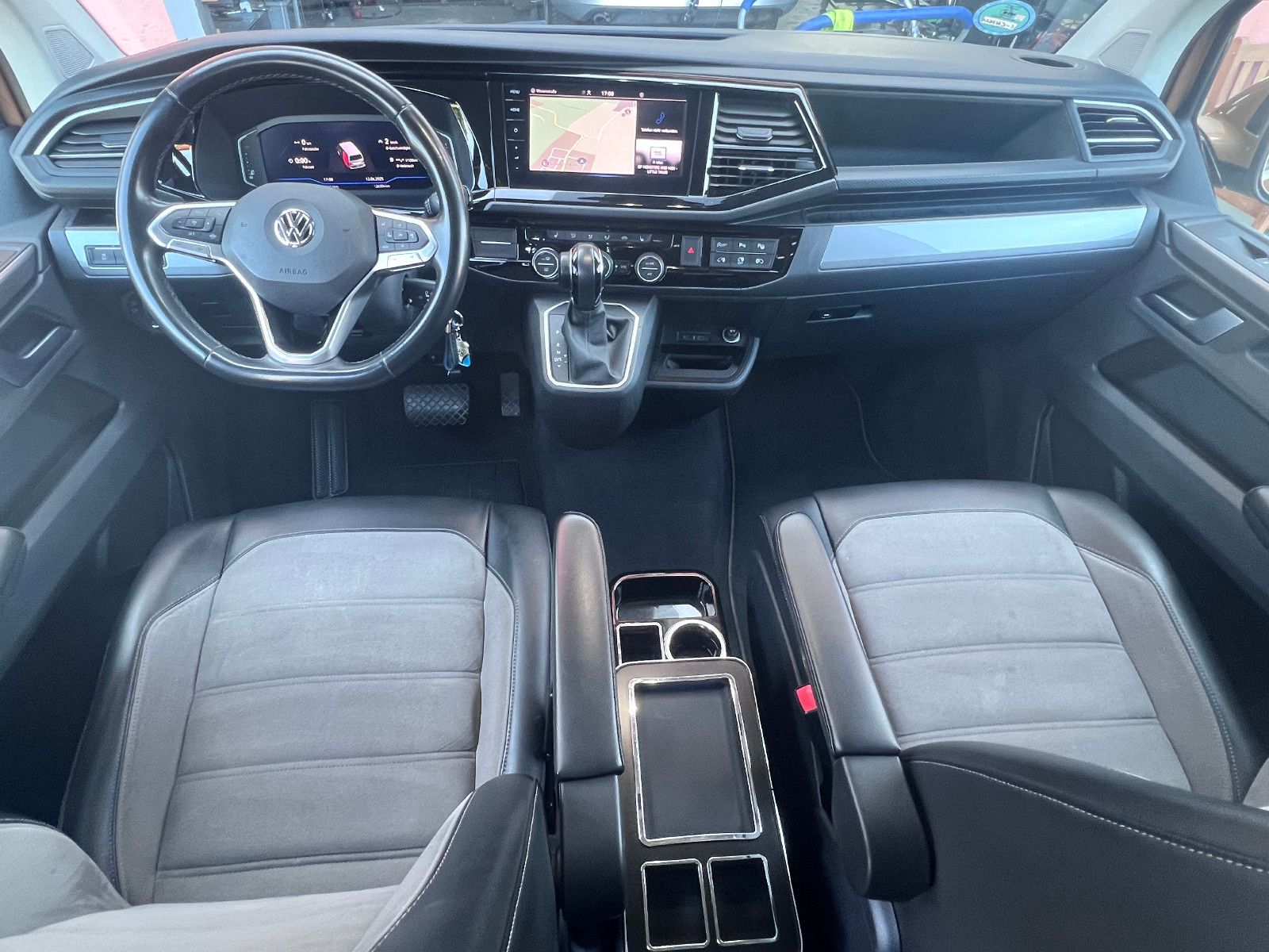 Volkswagen T6.1 Multivan Highline 4Motion - Samsaru's Car Outlet