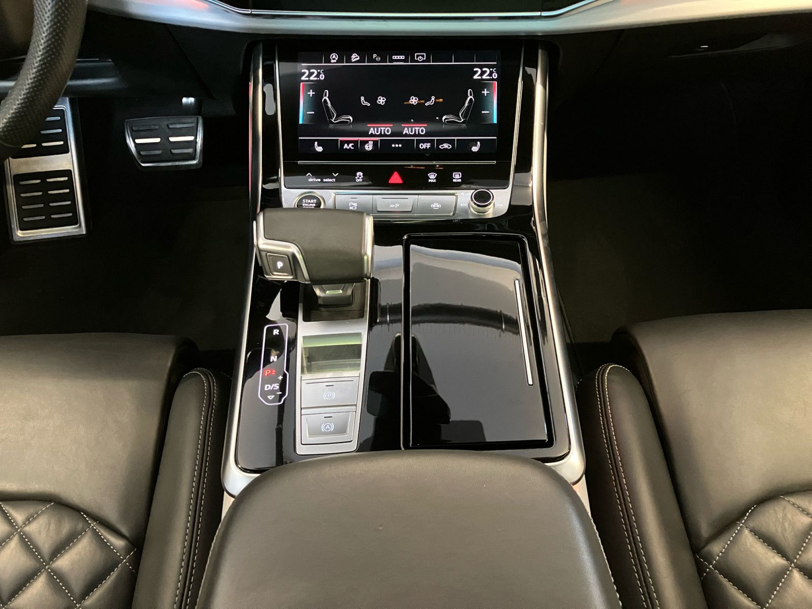 Audi Q8 55 TFSI quattro S line - Samsaru's Car Outlet