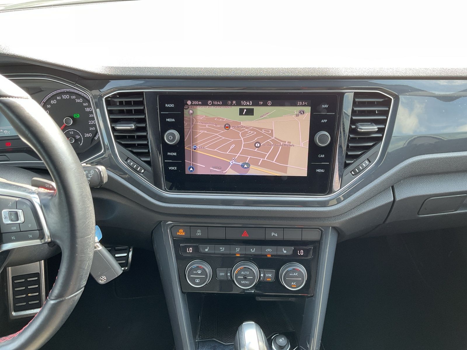 Volkswagen T-Roc 1.5 TSI DSG Sport R-Line - Samsaru's Car Outlet