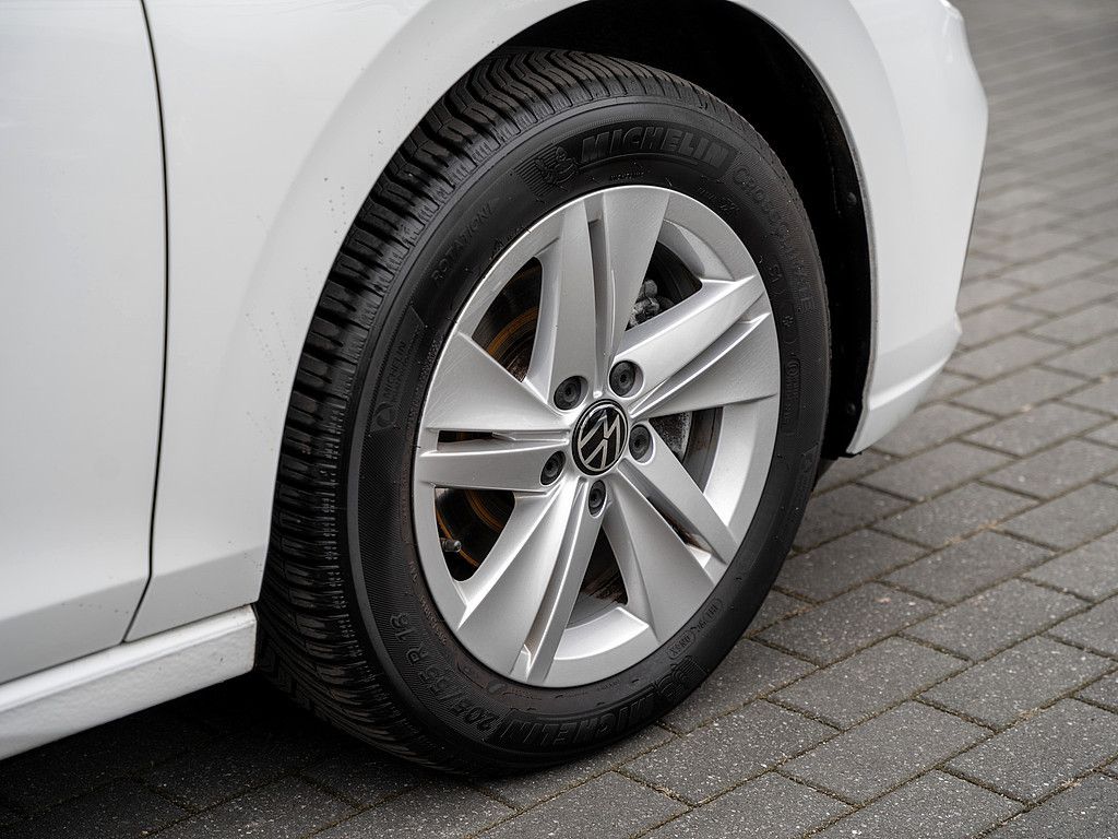 Volkswagen Golf VIII 1.0 eTSI Life - Samsaru's Car Outlet