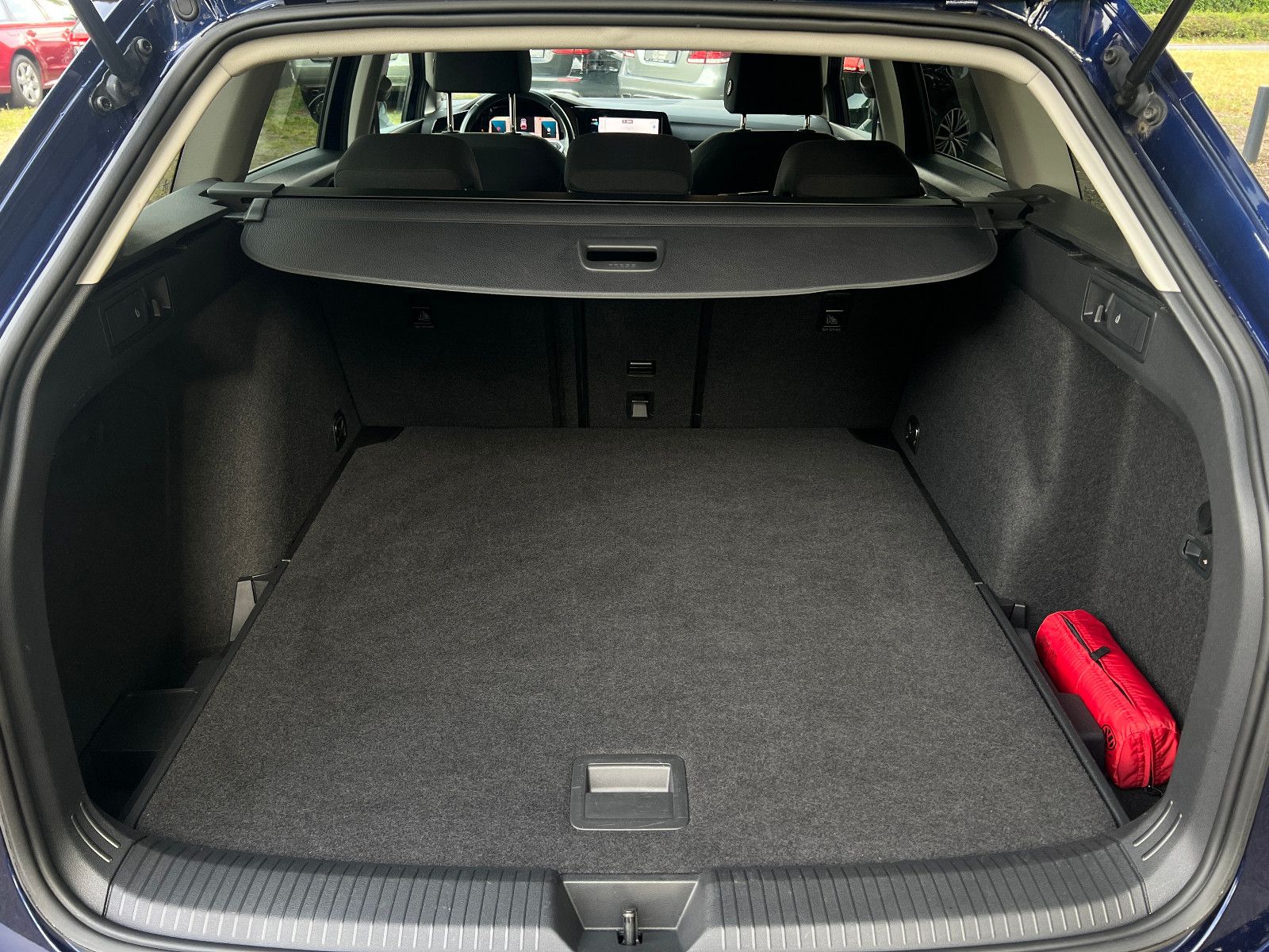 Volkswagen Golf VIII R-Line - Samsaru's Car Outlet