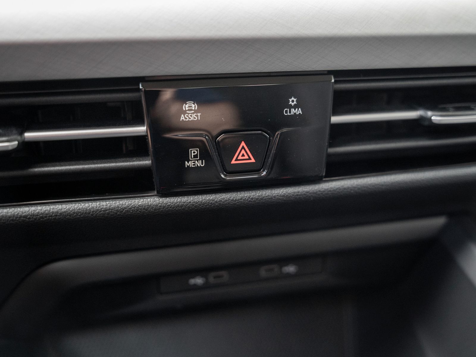 Volkswagen Golf Life 1.5 eTSI DSG - Samsaru's Car Outlet