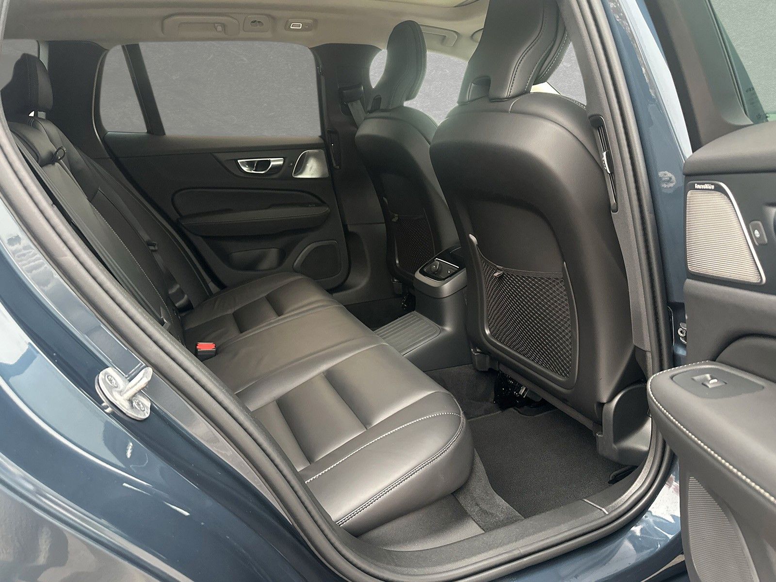 Volvo V60 T8 AWD Ultra Dark AHK ACC BLIS HUD