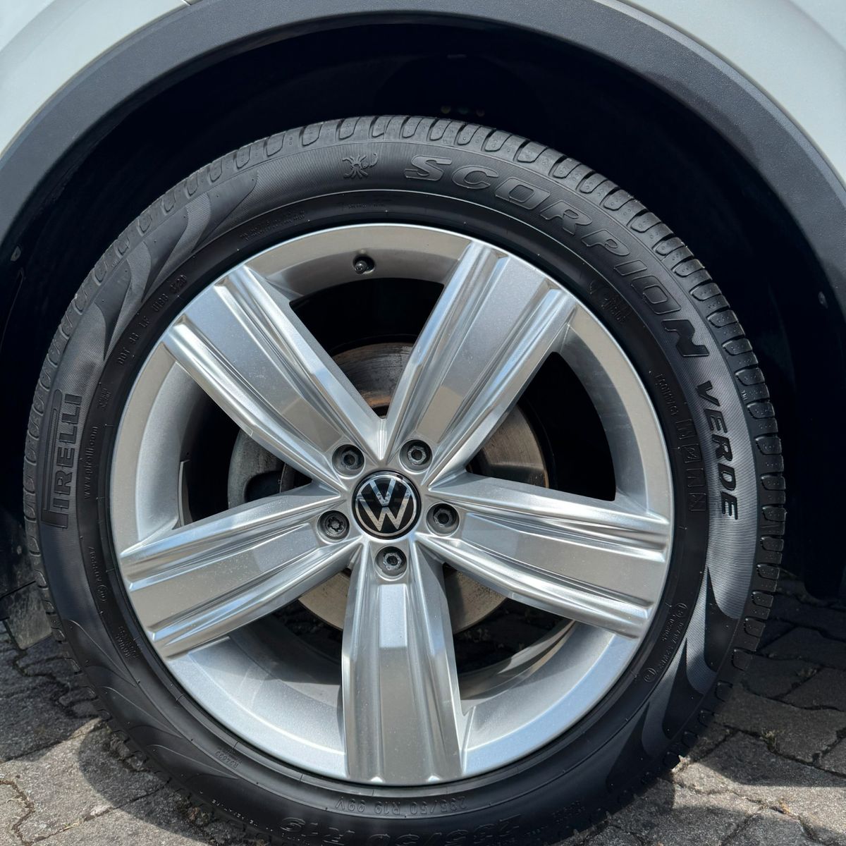 Volkswagen Tiguan Elegance 2.0 TDI - Samsaru's Car Outlet